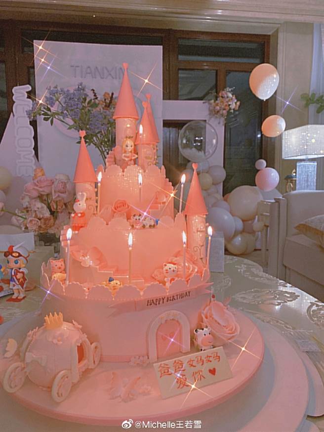 甜馨蛋糕曝光。（图／翻摄自Michelle王若雪微博）