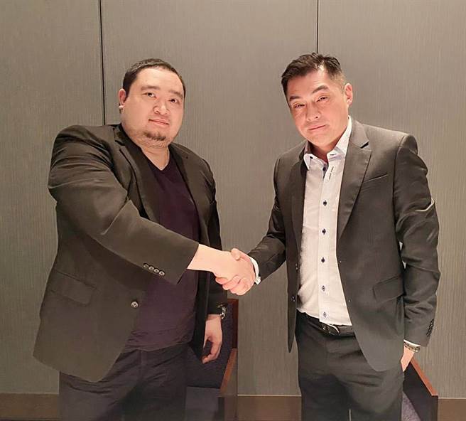 SGCI董事長張鼎欣（右）與寶碩董事長白介宇（左）簽署合作備忘錄MOU。(SGCI提供)