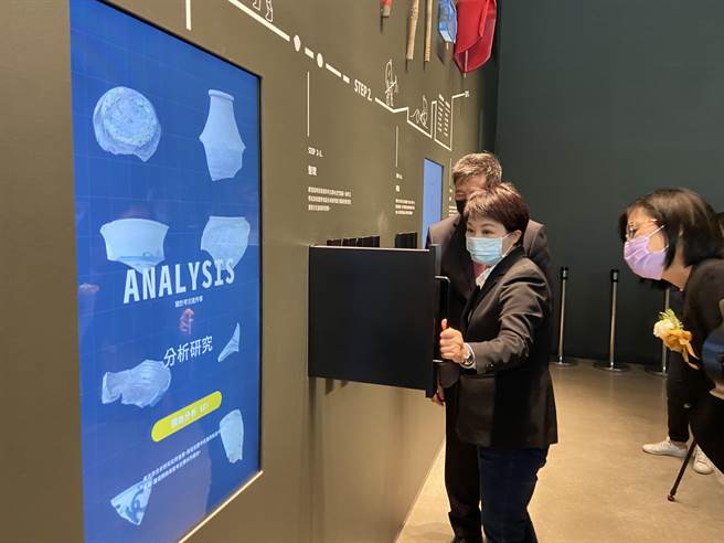 台中市长卢秀燕表示，友达是台湾品牌，台湾的骄傲，将发文各级学校有机会来参观。（卢金足摄）