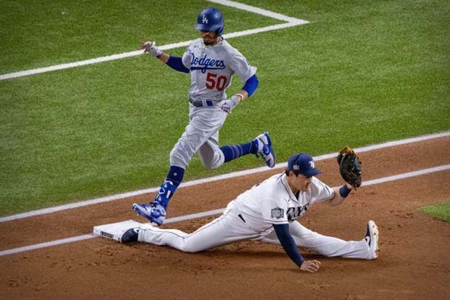 光芒队崔志万接近180度劈腿让道奇贝兹出局。（路透）