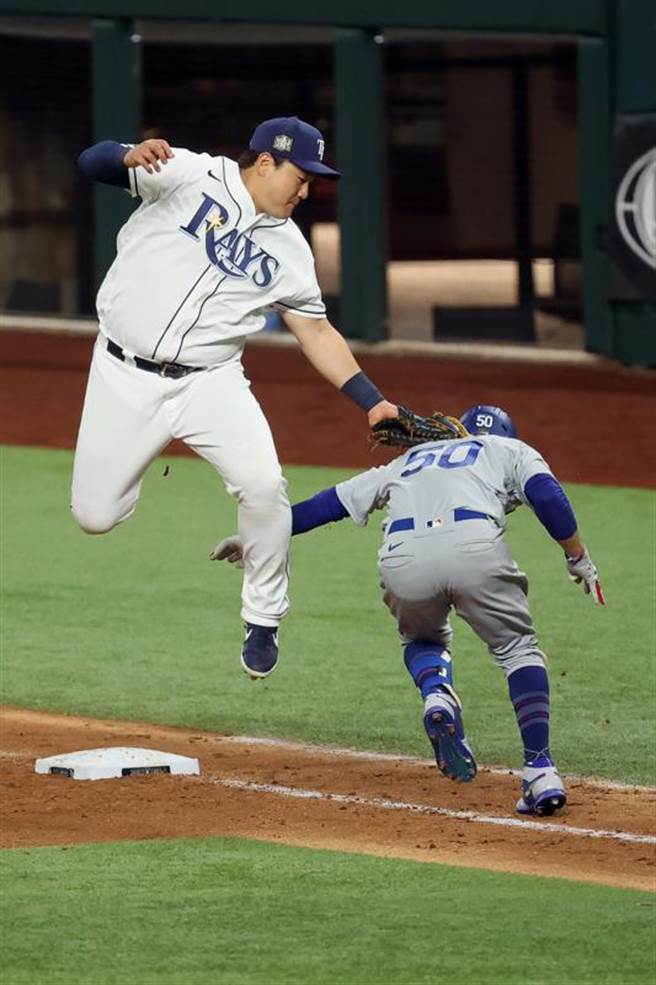 除了劈腿外，崔志万也能灵活守备。（路透）