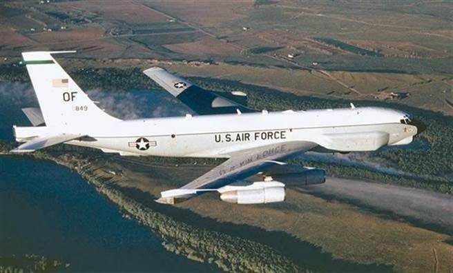 胡锡进在微博发文认为，若美军飞越台湾属实，共机将会飞临台湾，为统一台湾迈出重要一步。但是网民似乎都认为美军早已飞越台湾，并以此消遣博主。（图／美国空军）