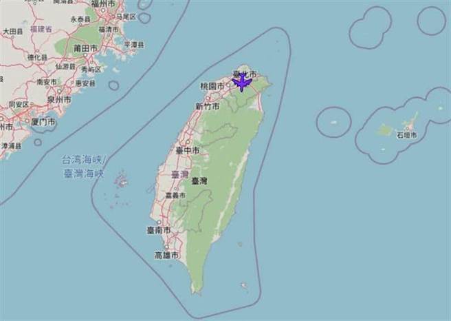 网路上传出美军机飞越台湾北部的航迹图，但很多专家认为是使用者自己的电脑设定错误才会出现航迹误差。（图／网路）