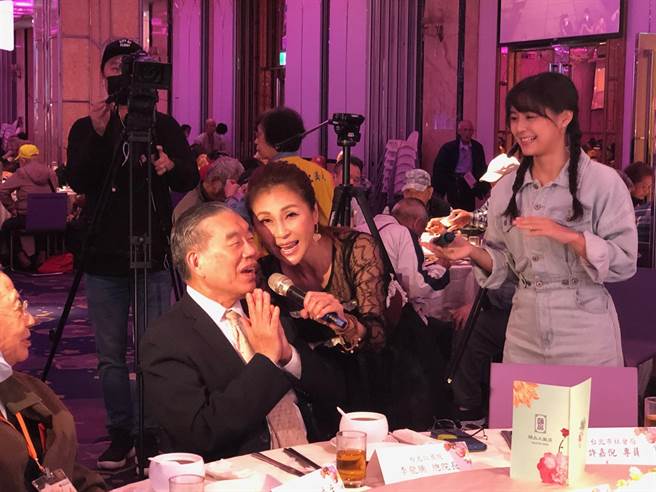 梁佑南（中）和女兒方琦日前出席台北仁濟院重陽敬老活動。（民視提供）