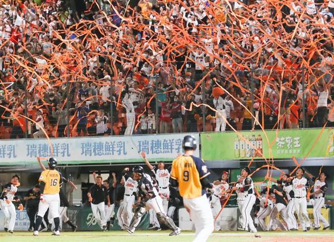 统一狮24日在主场台南棒球场击败中信兄弟，夺中职31年下半季冠军，也将在7战4胜制总冠军战中，与兄弟争夺总冠军。（中央社）
