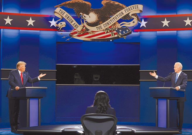 美國民主黨總統候選人拜登（右）和川普總統（左）22日在田納西州納許維爾市的貝爾蒙大學，進行大選前的最後一場總統候選人辯論。（美聯社）