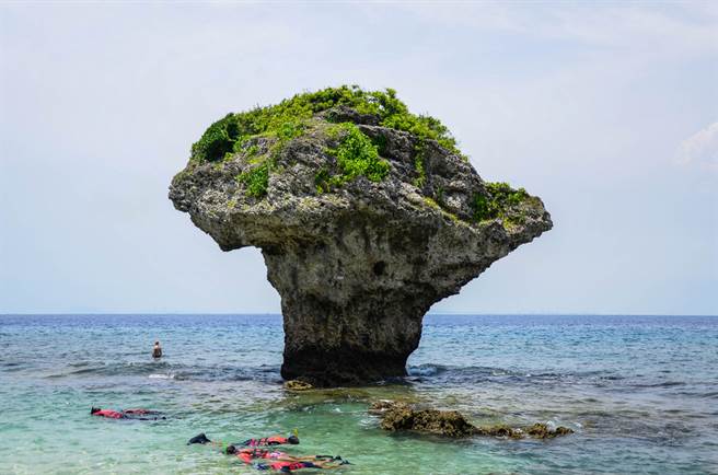 去年是台湾有史以来珊瑚白化规模最严重一次，全台估算有约1/3珊瑚死亡，以小琉球周遭海域损失约55%最为严重。（小琉球示意图／Shutterstock）