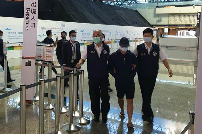 移民署人员陪同港籍男子李彬豪到机场，早上6点45分完成手续，予以驱除出境。（民眾提供／李文正台北传真）