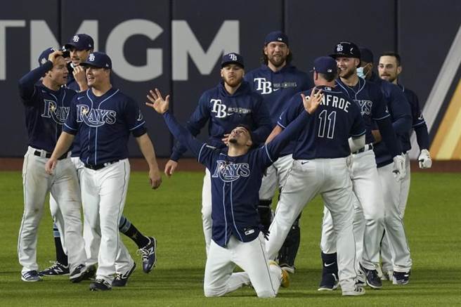 光芒9下戏剧性逆转，以8比7赢球，世界大赛2比2扳平道奇。（美联社）