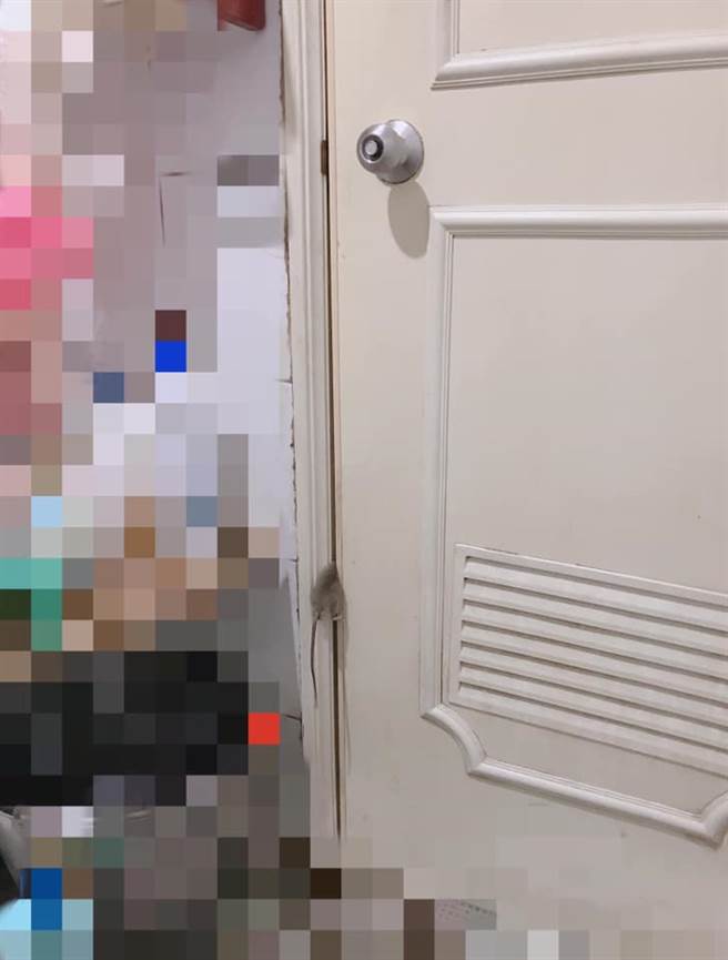 人妻不小心把老鼠夾在門縫之間(圖/翻攝自《爆廢1公社》)