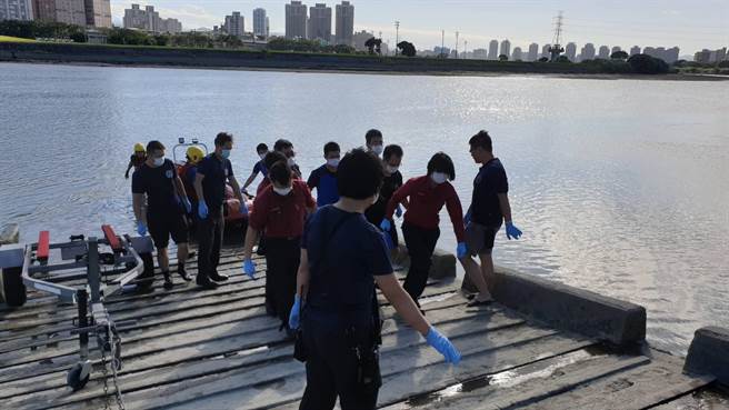 22日中正桥落水的邓姓工人，今下午被发现在事发地下游200公尺，警消根据身上穿着的装备确认身分，并协助打捞上岸。（民眾提供／李文正台北传真）