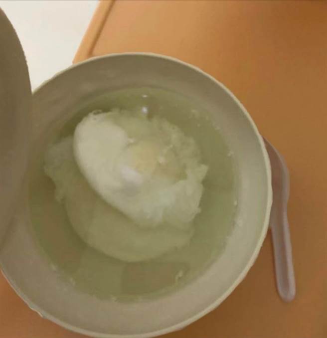 網友PO出醫院給的蛋花湯。（圖／截自爆廢公社）