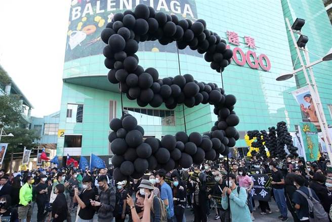 香港民运人士及支持港人民主活动团体25日在台北市街头发起游行，诉求立即释放12港人回港；确保政治犯的基本权利，包括自行选择法律代表的权利、接受医治的权利，以及与外界通讯的权利。（郑任南摄）