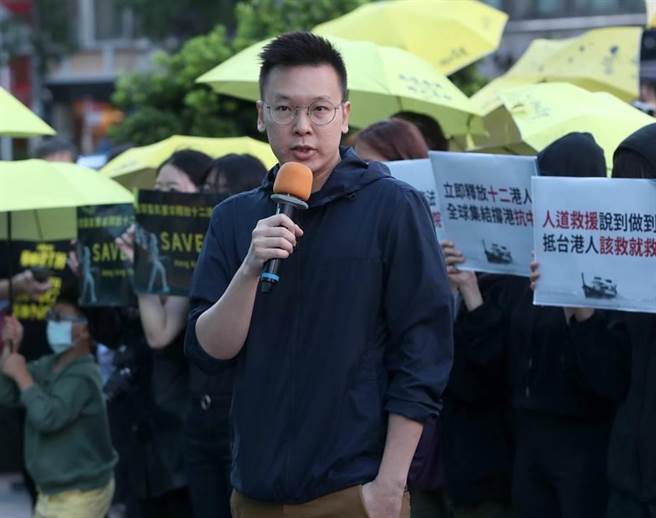 香港民运人士及支持港人民主活动团体25日在台北市街头发起游行，诉求立即释放12港人回港；确保政治犯的基本权利等宣言。民进党副秘书长林飞帆也到场声援，高声疾呼释放12港人。（郑任南摄）
