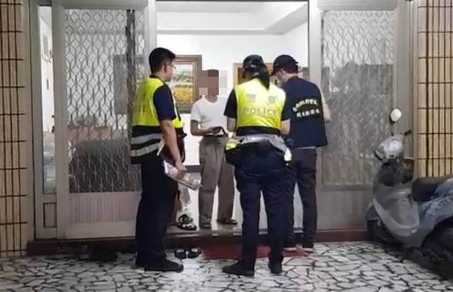 台南市警方前往安和路李家採证。（读者提供／洪荣志台南传真）