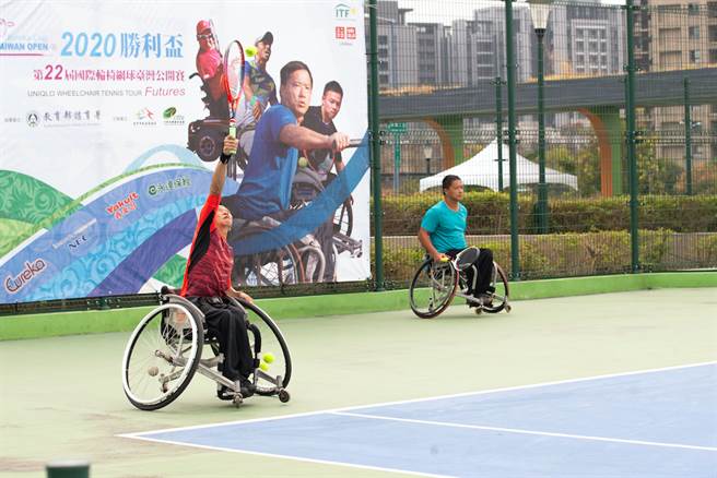廖克松（左）、戴加揚（右）屈居勝利盃國際輪椅網球台灣公開賽公開男子組雙打亞軍。（輪轉活動整合行銷工作坊提供）