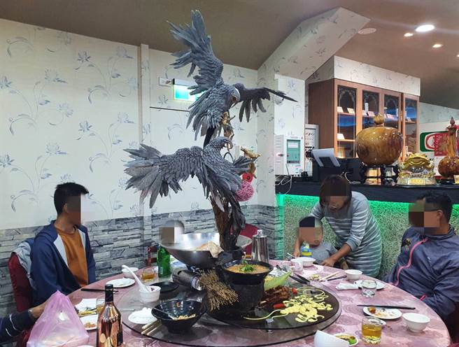 餐桌上驚見兩隻巨大老鷹造型擺盤，民眾看傻眼嗨炸。（照片/網友提供）
