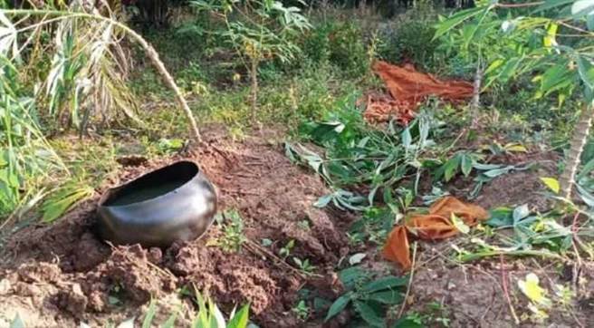 僧人遭到野象襲擊而死，現場遺留一地化緣的物品。（圖／翻攝自pattayamail Twitter）