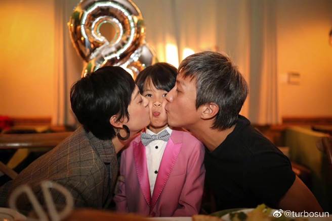 邓超向儿子撒娇不想出差，未料被打枪笑翻网友。（图／翻摄自微博）