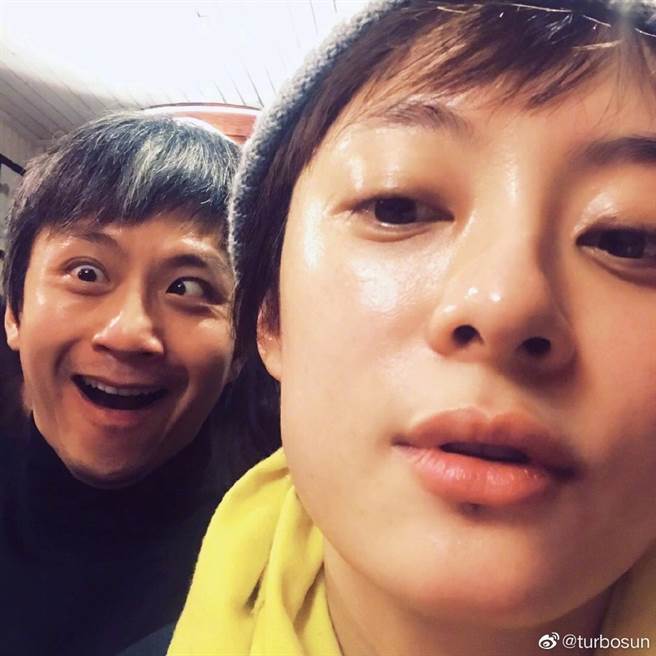 邓超和孙俪一家人互动相当逗趣。（图／翻摄自微博）