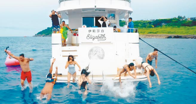 因疫情不能出国带动海上游艇趴，游艇业者业绩上扬5成。（嘉信游艇提供／柯宗纬高雄传真）