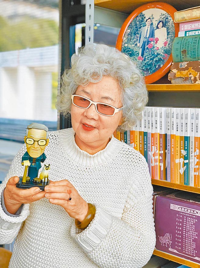 柏杨遗孀张香华在家中设「柏杨书房」，陈设柏老作品及藏书，还包括大学生设计的柏杨造型纸雕。（李怡芸摄）