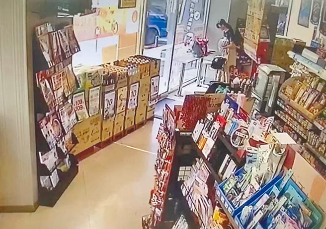 台中市15岁许姓少女21日上午未到学校上学，曾出现在住家附近超商内，尔后让1名男子接走，就与家人失去联繫。（读者提供／张妍溱台中传真）