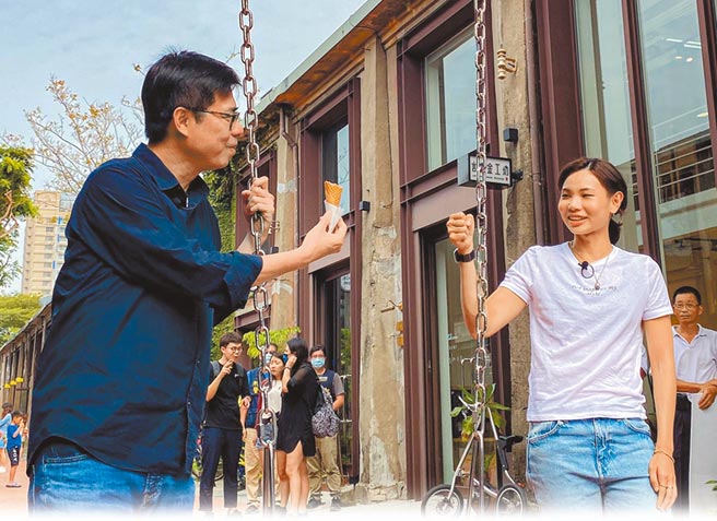 高雄市长陈其迈（左）24日邀请世界球后戴资颖（右）担任高雄秋冬旅游大使，两人在驳二艺术特区互尬羽毛球、吃冰、玩自拍。（刘宥廷摄）