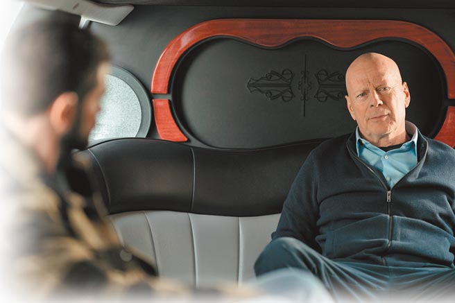 布鲁斯威利在片中摇身一变成为科技公司总裁。（采昌国际多媒体提供）