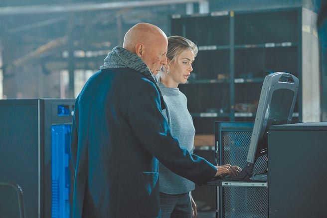 布鲁斯威利（左）在片中与拉拉肯特的父女之情令人感动。（采昌国际多媒体提供）