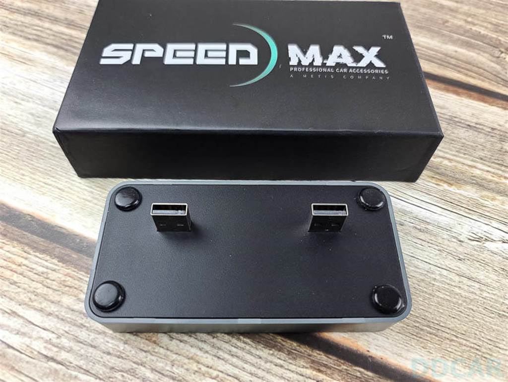 SpeedMax 快充 HUB 背後是二組 USB A 公頭接口，只能對應 USB A + USB A 的舊版 Model 3。