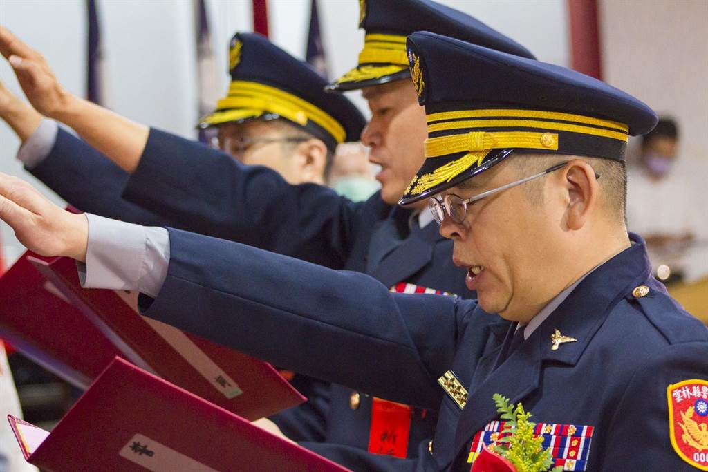 雲林縣警察局4名高階警官職務調動，26日正式宣誓上任，交接儀式簡單隆重。（周書聖攝）