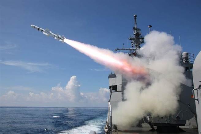 海軍濟陽級巡防艦發射魚叉飛彈。(圖/中華民國海軍 臉書)