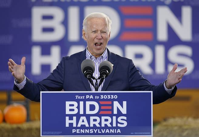 美国民主党总统候选人拜登10月24日在德州达拉斯造势的神情。（美联社）