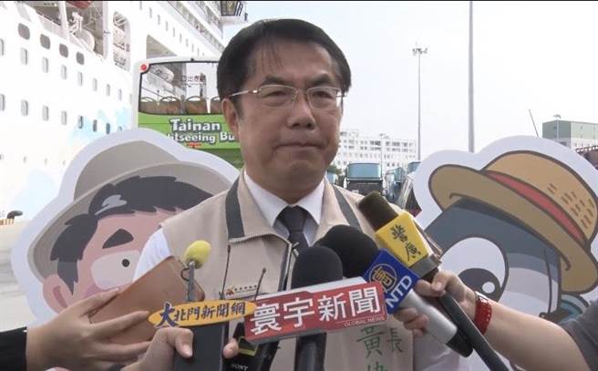 台南市長黃偉哲針對南市交流道出口標示改名之亂，呼籲交通部盡快說明。（李宜杰攝）