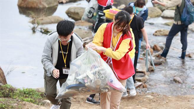 远传与荒野保护协会合作携手净滩，并将资料汇整回报。（远传提供）