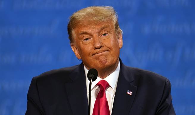 美国总统川普10月22日在田纳西州纳许维尔（Nashville）贝尔蒙特大学（Belmont University）内，和民主党对手拜登举行大选前最后一场辩论的神情。（美联社）