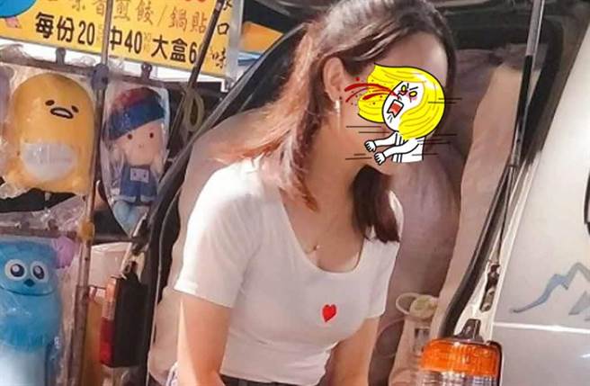 有网友在脸书社团《爆怨2公社》分享，在台南花园夜市看到一名顾摊美眉，清纯模样让他输钱也想继续光顾。（照片来源：取自脸书社团《爆怨2公社》）