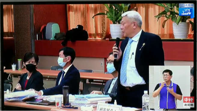 旺旺集團董事長蔡衍明（右）。