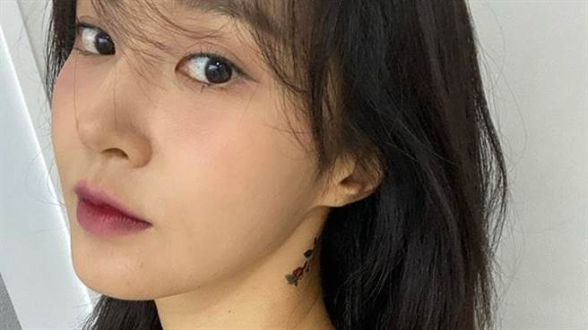 少时双姝俞利孝渊揪打小白球「超激短裙」掉出女团神腿（图／IG@ yulyulk）