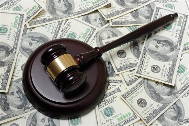 8旬翁遗产不给3子女全给看护，法官看完遗嘱，认定老翁与看护是情侣，老翁遗嘱有效。（示意图，达志影像/shutterstock）