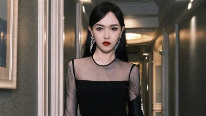 唐嫣透视裙侧面高衩至臀下  跨步「腿部全开」超火辣（图／微博@浪里追剧）