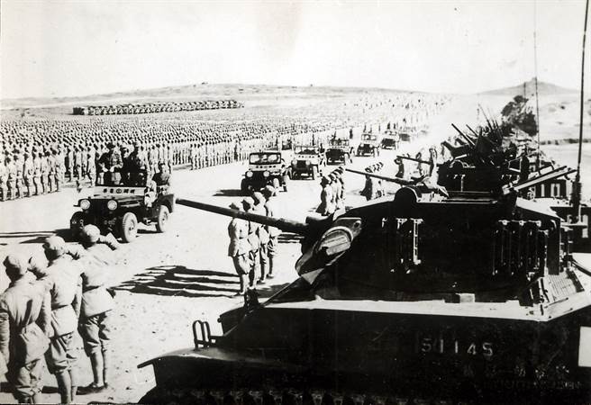 古寧头战役后，蒋中正在昔果山检阅有功部队。(图／金门县政府提供）