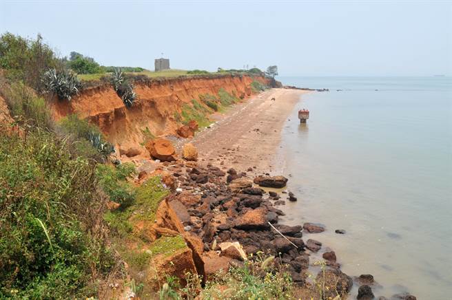 1949年古寧头战役战况最激烈的北山红土断崖，目前已是金门知名旅游景点。（图／李金生摄）