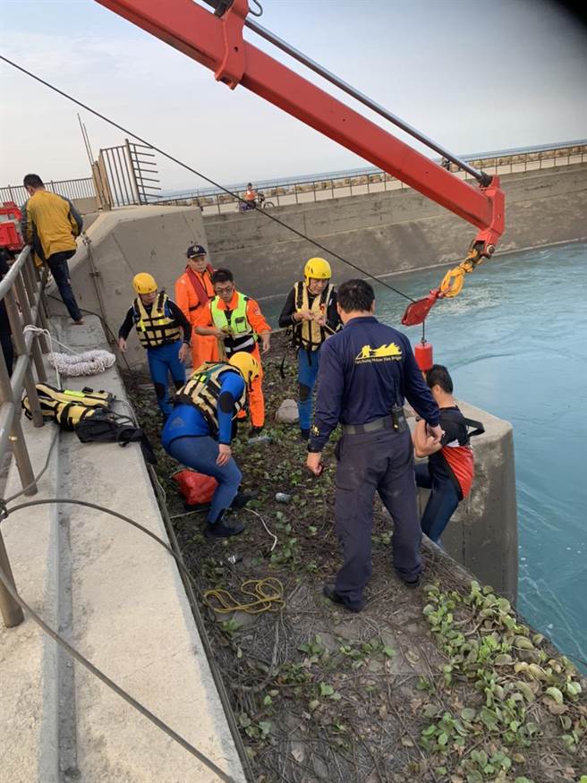 男子落水後雙手攀住水門，幸遭消防人員救起。（民眾提供／陳淑娥台中傳真）