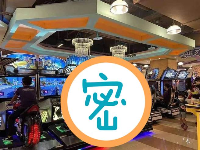 一名网友表示在游乐场看到「不雅」画面，让人摇头。（图／翻摄自爆废1公社）