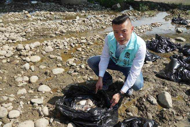 头汴坑溪流经大里区立仁桥上、下游的河床，近一个月来出现死鱼群，大里区立德里长江和树表示，奇怪的是都只在假日出现死鱼，明显是大里工业区、仁化工业区厂商，在特定时间排放废水。（黄国峰摄）