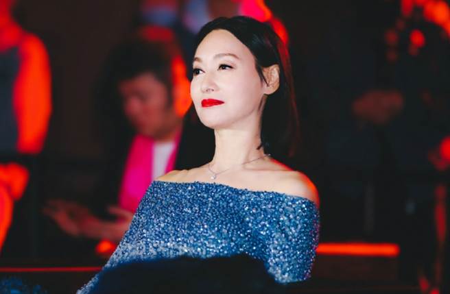 惠英红穿上一袭惹火一字肩礼服出席瑞丽年度盛典，大秀惊为天人的好身材。（图／摘自微博@惠英红kara）