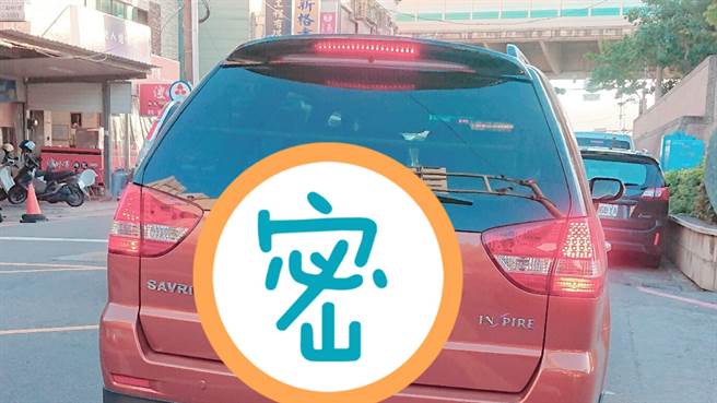 不少民眾会在车后方加「新手上路」警语，但这名车主却被网友大笑「会收罚单」。（图／翻摄自脸书）
