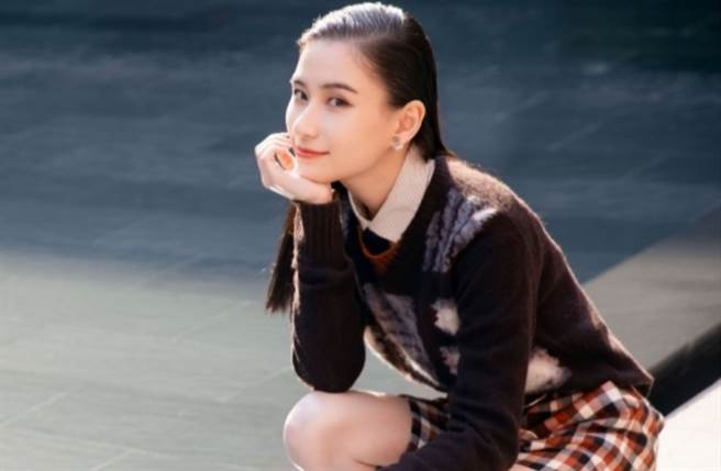 「最美千金」何超蓮短裙配網襪上街 校服穿搭辣秀絕對領域（圖／摘自微博@何超蓮Laurinda ）